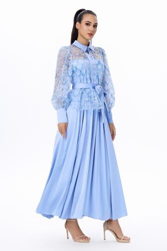 فستان سماوي بتفاصيل دانتيل لامع