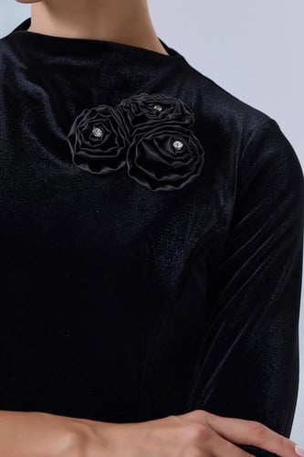 فستان شتوي أسود فاخر بقماش مخملي ولمسة ساتان