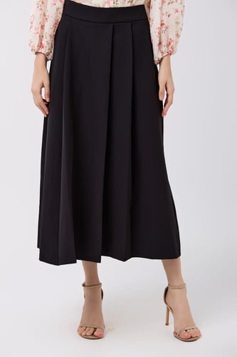 تنورة كريب اسود بثنيات متعددة