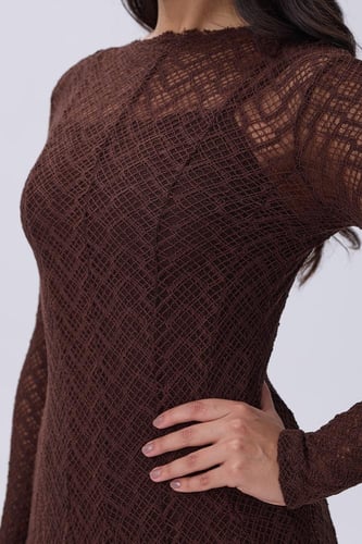 فستان دانتيل بني بأكمام طويلة