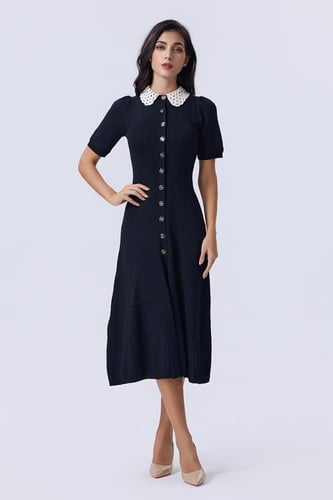 فستان أسود بياقة كروشيه وأزرار أمامية