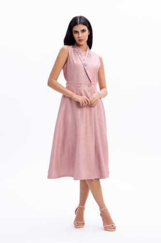 فستان وردي بتطريز ناعم