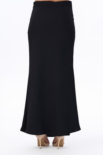 تنورة سوداء ماكسي بقصة ناعمة
