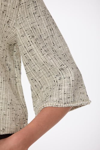 بلوزة توييد مع اكسسوار