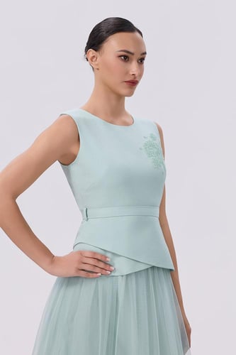 طقم ميدي تركوازي بتصميم أنثوي ناعم | إطلالة راقية...