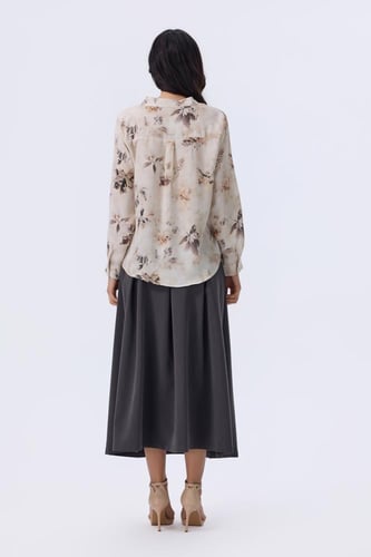 بلوزة بتدرجات البني مزهر بأكمام طويلة وقصة أنيقة |...