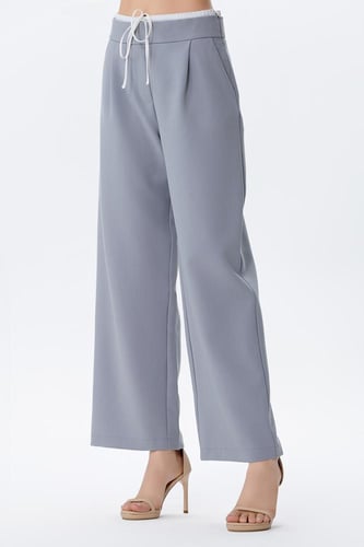 بنطال واسع بخصر مطاطي ورباط أبيض بلون رمادي أنيق