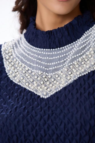 فستان بليسيه بياقة لؤلؤ