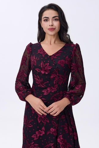 فستان أسود بطبعة عنابي مخملية