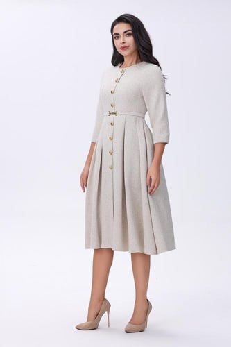 فستان بيج أنيق بتفاصيل أزرار ذهبية