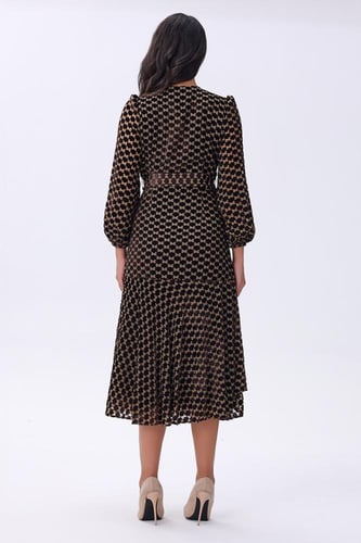 فستان بني بطبعة هندسية وحزام خصر