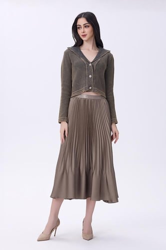 بلوزة بني قصيرة بياقة عريضة