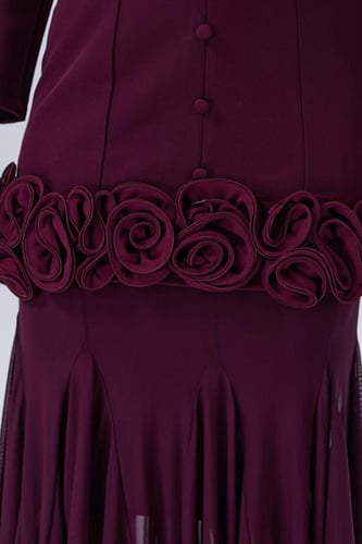 طقم عنابي بتفاصيل ورد ثلاثي الأبعاد