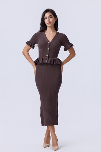 فستان بني محبوك بياقة V وكشكش أنثوي