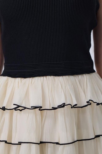 فستان أسود بتنورة سكري