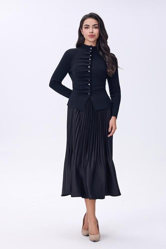 بلوزة بلوزة أسود بتفاصيل أزرار وكسرات أمامية