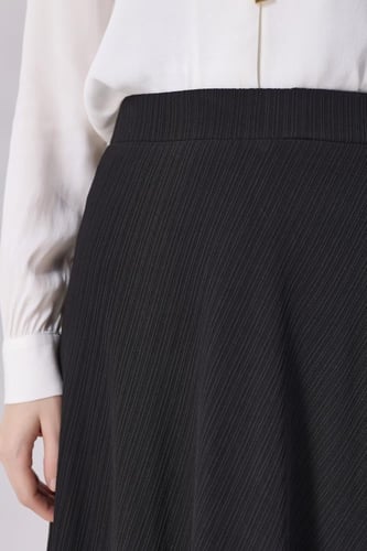 تنورة مقلم حياكة بارزة اسود كلوش