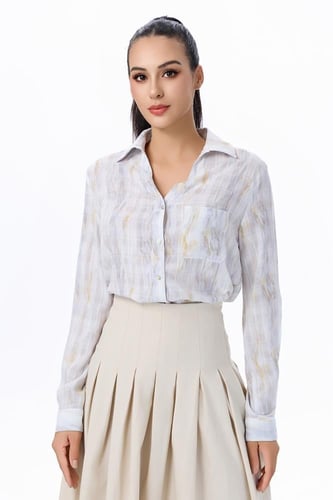 بلوزة بألوان فاتحة ونقشة مموجة