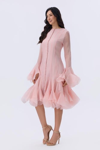 فستان وردي قصير بأكمام واسعة وكشكش أنثوي | Prando