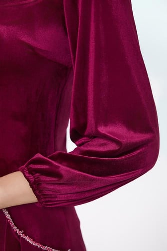 فستان مخمل مع اكسسوار