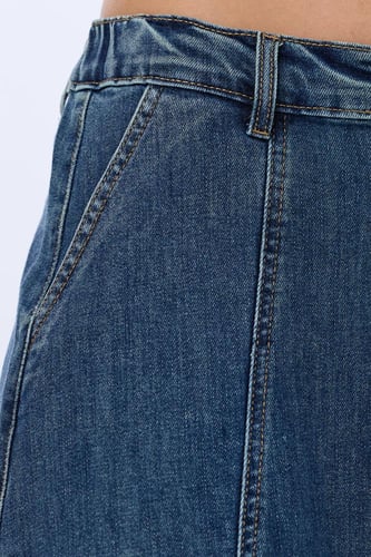 تنورة جينز واسعة بتفاصيل درزات