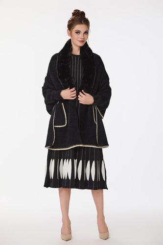 شال أسود مع فرو