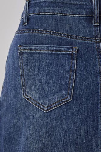 تنورة جينز متوسطة الطول بفتحة خلفية