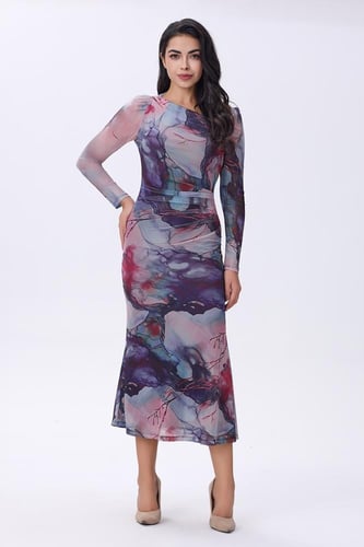 فستان مطبوع بنقشة فنية متعددة الألوان