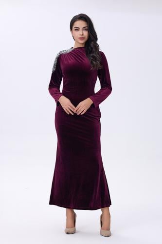 فستان شتوي عنابي مخملي بلمسة لامعة