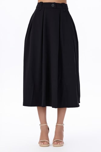 تنورة سوداء واسعة بكسرات