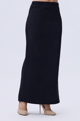 تنورة سوداء طويلة بقصة ضيقة شتوي