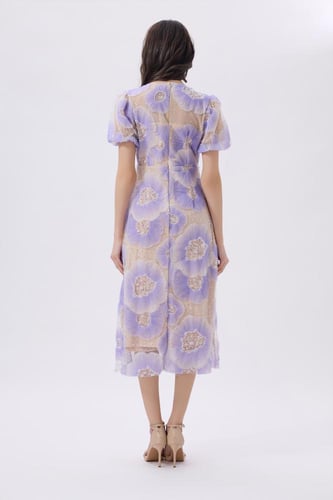 فستان ميدي بنفسجي فاتح بطبعات ناعمة وأكمام منفوشة...