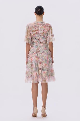 فستان بطبقات التول ونقشة الزهور