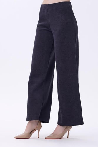 بنطلون رمادي بقصّة واسعة