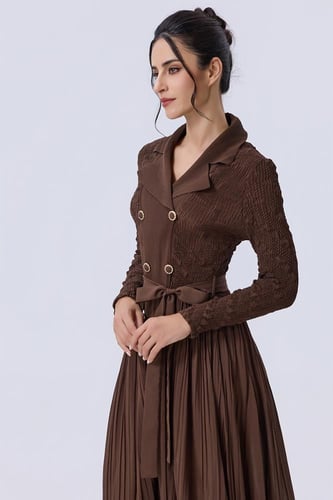 فستان بني أنيق بتصميم معطف وكسرات ناعمة