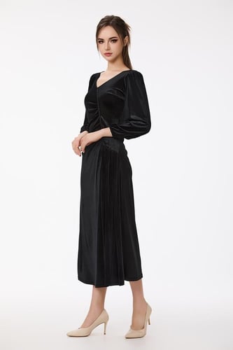 فستان مخمل مع اكسسوار