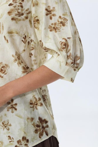 بلوزة بطبعة ورود بألوان ترابية