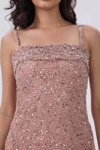 فستان مزين باللؤلؤ