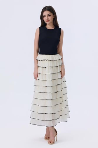 فستان أسود بتنورة طبقات مكسي