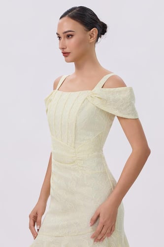 فستان اصفر بطول غير متوازي