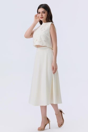 طقم اوف وايت أنيق بتصميم عصري