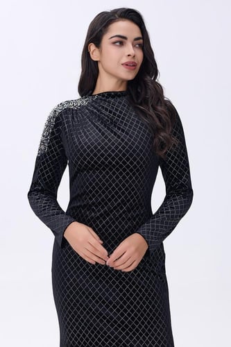 فستان سهرة أسود مخملي بنقشة هندسية لامعة