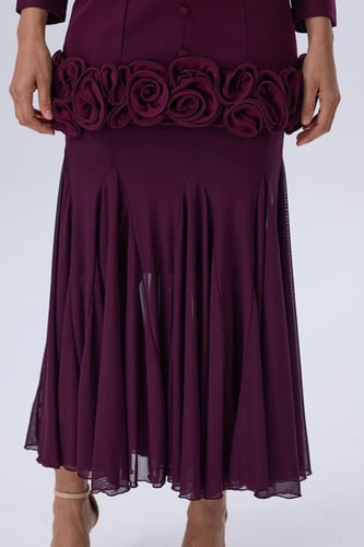 طقم عنابي بتفاصيل ورد ثلاثي الأبعاد