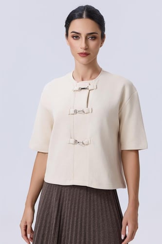 بلوزة أوف وايت بأزرار معدنية أنيقة