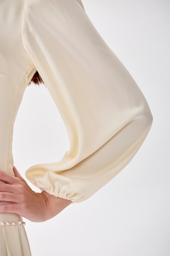 فستان ستان بيج مع اللؤلؤ