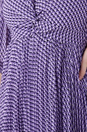 فستان بنفسجي بنقشة هندسية