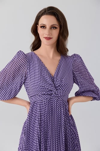 فستان بنفسجي بنقشة هندسية