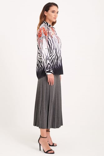 بلوزة ساتان بنقشة عصرية