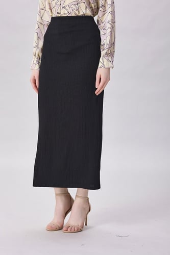 تنورة مقلم اسود ميدي