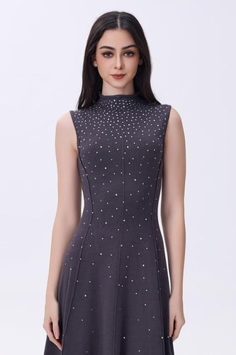 فستان رصاصي مطرّز بتفاصيل براقة